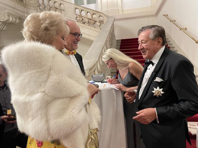 Richard Lugner begrüßte jeden einzelnen seiner vielen hundert Gäste persönlich - hier Operettensängerin Birgit Sarata. | Foto: Kautzky