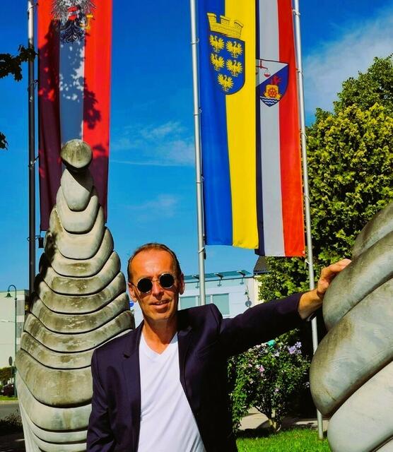 Sir Kristian Goldmund Aumann veranstaltet eine Friedensshow im Star Movie Kino Tulln.  | Foto: Sir Kristian Goldmund Aumann