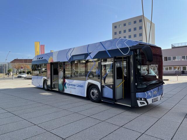 Der erste Wasserstoffbus wird ab November 75 Fahrgäste transportieren. Er schafft 350 Kilometer ohne nachzutanken. | Foto: MeinBezirk.at
