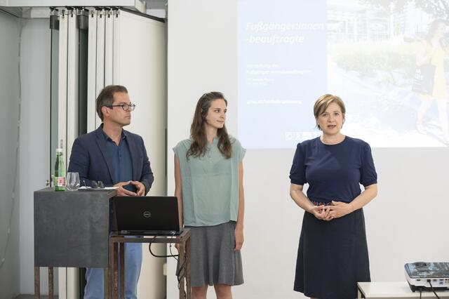 Renate Platzer wurde am 1. Juli 2022 von Vizebürgermeisterin Judith Schwentner (Grüne) als Fußgänger:innenbeauftrage vorgestellt. | Foto: Stadt Graz/Fischer
