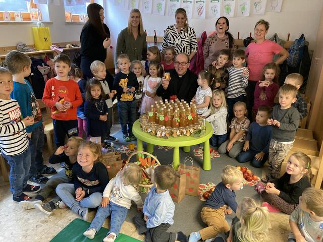 Ein bischöflicher Besuch, der muss bei den Kindern beginnen. So schaute Bischof Hermann Glettler im Pitztal zuallererst in Schulen und Kindergärten vorbei. | Foto: Baittrok