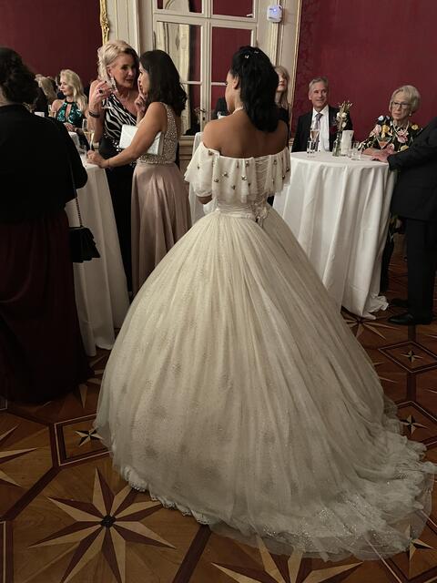 Kaiserin Sisi? Fast - die Dame bemühte sich den ganzen Abend mit mehr oder weniger Erfolg darum, dass niemand auf ihren Rock stieg. | Foto: Kautzky