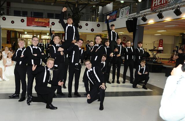 Die Maturantinnen und Maturanten lieferten eine beeindruckende Show auf der Tanzfläche. | Foto: Foto Strametz