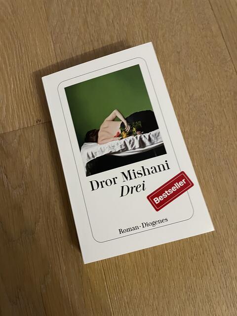 Von der Buchhandlung "Wechselseitig" wird "Drei" von Autor Dror Mishani empfohlen. Das Buch handelt von einem Mann und drei Frauen und ist "psychologisch sehr intelligent geschrieben. Der Autor lässt auf unaufgeregte Art nichts an Spannung vermissen", sagt Buchhändlerin Luisa. | Foto: Lisa Gold