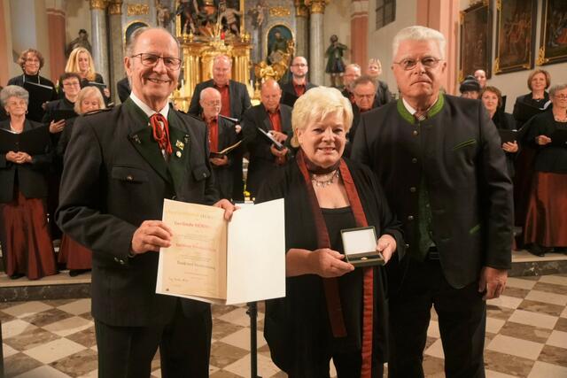 Der Ehren-Präsident des Chorverbandes Steiermark Alfred Hudin, "pro musica"-Leiterin Gerlinde Hörmann und der Voitsberger Bezirksobmann des Chorverbands Erwin Wutte | Foto: Gemeinde Mooskirchen