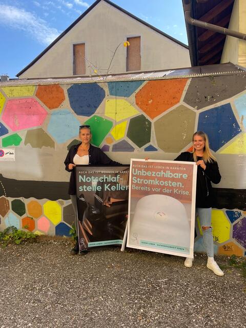 Auf Schautafeln mit eindrücklichen Botschaften machen die WoSaMa-Mitglieder Lisa Schittenkopf (li) und Marie Danko auf prekäre Lebenssituationen aufmerksam.  | Foto: WoSaMa