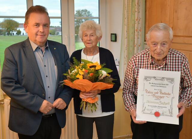 Das Jubelpaar mit Bürgermeister LAbg. ÖkR Franz Mold. | Foto: Stadtgemeinde Zwettl
