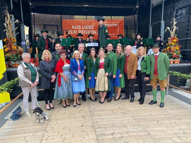 LAbg. Bernadette Kerschler (4.v.l.) und zahlreiche Gemeinderäte statteten dem Genussfest einen Besuch ab. | Foto: Kevin Walter