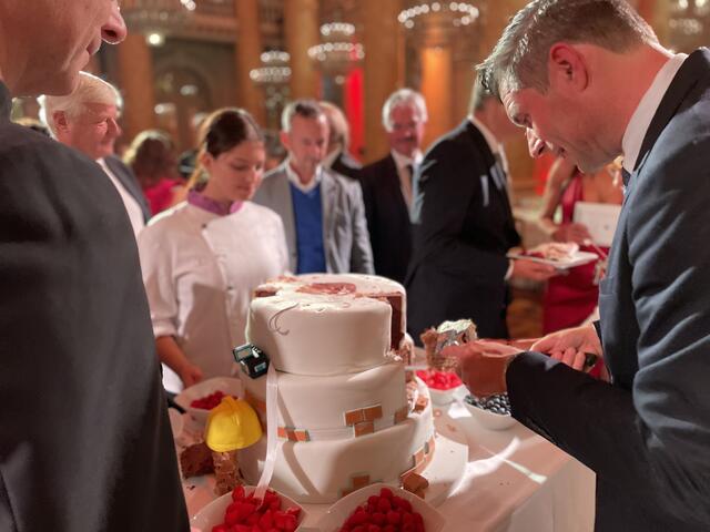 Die Geburtstagstorte war eine Kombination aus Sachertorte und Esterhazytorte samt Marzipan. | Foto: Kautzky