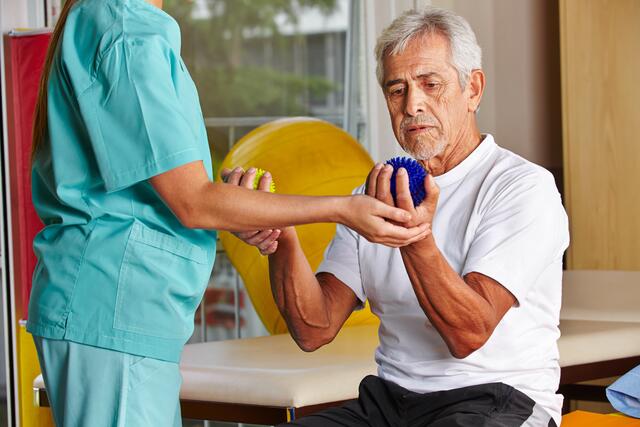 Bei vielerlei Beschwerdebildern: Die Ergotherapie hilft dabei, (wieder) mehr Selbstständigkeit zu erlangen. | Foto: Robert Kneschke/Shutterstock.com