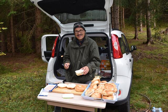 Bruno Leitgeb war sehr geholfen, er bedankte sich bei den Jugendlichen mit einer stärkenden Jause | Foto: Kainz