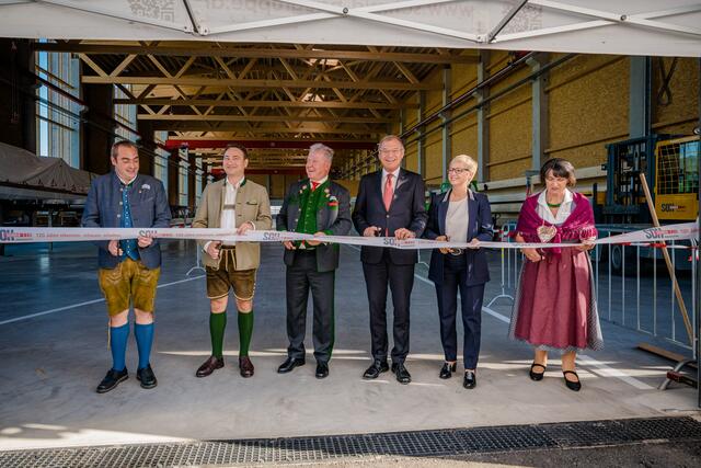 Bgm. Norbert Weber, Manfred Haimbuchner, Norbert Hartl, Thomas Stelzer, Doris Hummer und Christine Schmid (v.l.). | Foto: Schmid Baugruppe