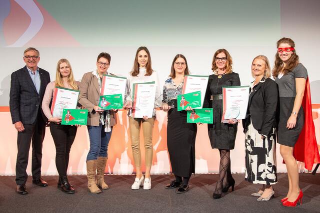 Die Unternehmerinnen des Jahres 2022: WKO Steiermark Präsident Josef Herk (l.) und Vizepräsidentin Gabi Lechner (2.v.r.) gratulieren den Siegerinnen 2022: Isabella Schmuck, Adele Fuchs, Ines Wöckl, Anna Kalcher und Alexandra Wurm (v.l.). | Foto: klaus morgenstern.com