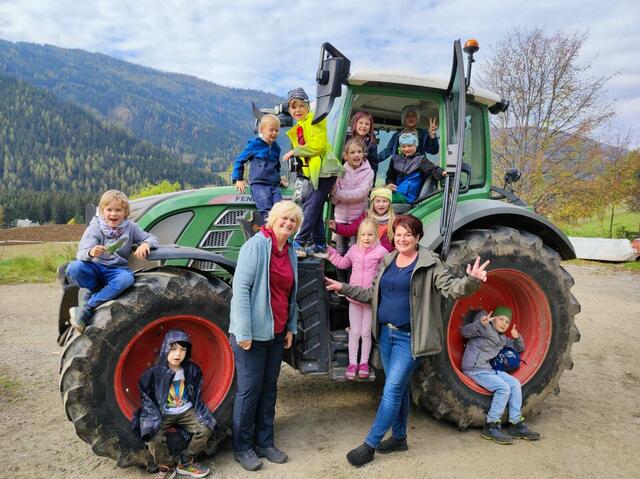 Zu einem Besuch am Bauernhof gehört selbstverständlich dazu, dass man mit dem Traktor auf Tuchfühlung geht. | Foto: Privat