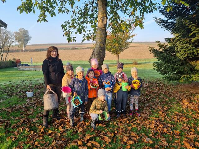 Kindergartenkinder bei ihrem Ausflug unter den Nussbaum | Foto: Katrin Janisch