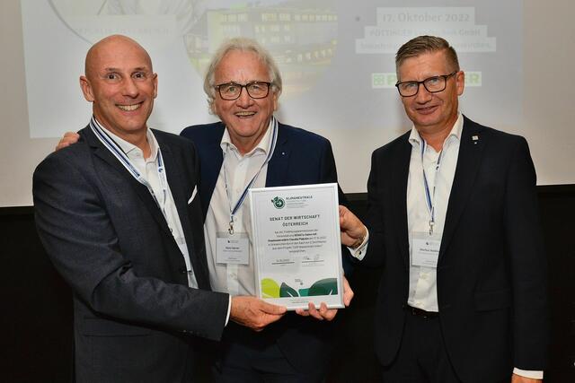 Die Gastgeber Markus Baldinger (r.) und Gregor Dietachmayr (l.), Geschäftsführer der Pöttinger Landtechnik, mit Hans Harrer, Vorstandsvorsitzender des Senats der Wirtschaft. | Foto: Wolfram Heidenberger
