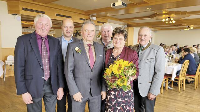 v.l.n.r.: Seniorenbundobm. Franz Schörghuber, Bürgermeister Johannes Pressl, Jubilar Hermann Raffetseder, Pfarrer KR Gerhard Gruber, Jubilarin Maria Raffetseder und Ortsvorsteher Johann Berger.  | Foto: Marktgemeinde Ardagger