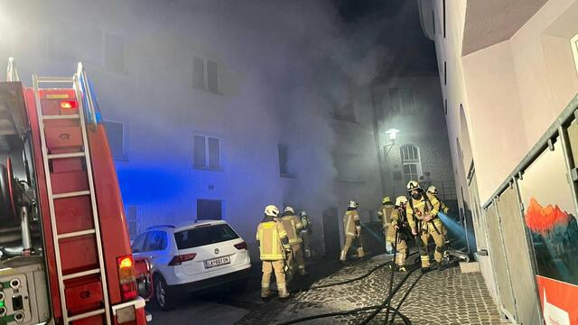 Ein Großaufgebot der Freiwilligen Feuerwehr Landeck konnte ein Übergreifen der Flammen verhindern. | Foto: ZOOM.TIROL