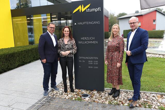 Von links: WKO-Bezirksstellenleiter Hans Moser, Helga Schörgendorfer (FidW Grieskirchen), Stefanie Niederwimmer (Prokuristin bei AV Stumpfl) und Bezirksstellenobmann Günther Baschinger. | Foto: Maringer