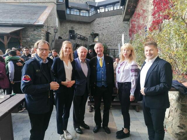 Eyfon-Geschäftsführer Christian Buchmann, WKO-Vizepräsidentin Carmen Goby, Ex-Nationalbank Gouverneur Ewald Nowotny, EYFON-Präsident Christoph Leitl, Professor Olga Tsaryk und Bürgermeister Josef Maier (von links). | Foto: EYFON