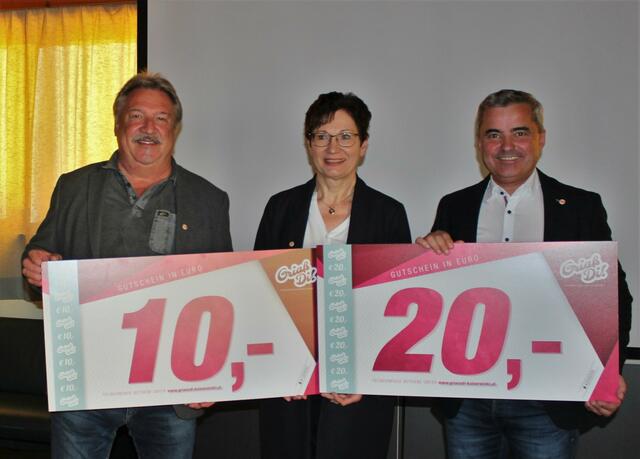 Präsentierten ein stolze Bilanz und die neuen Gutscheine: von re.: Andreas Schermer (Kassier), Maria Mühlberger (Schriftführerin), Hans Knoll (Obmann)