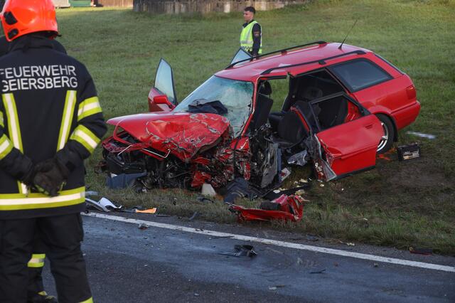 Zu einer schweren Kollision zwischen einem Pkw und einem Kleintransporter kam es am Dienstag, 18. Oktober 2022, auf der B141 Rieder Straße bei St. Marienkirchen am Hausruck. | Foto: laumat.at/Matthias Lauber