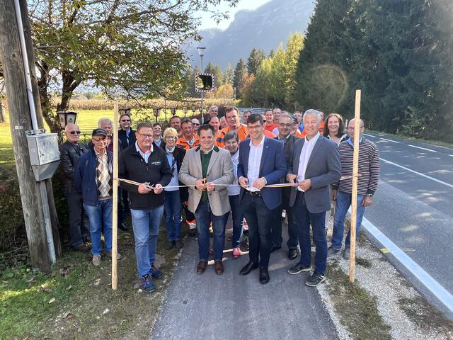 Landesrat Martin Gruber und Bürgermeister Hannes Mak mit Anrainern und Mitarbeitern der Gemeinde und Straßenmeisterei bei der offiziellen Eröffnung des neuen Gehweges. | Foto: Büro LR Gruber/Posch