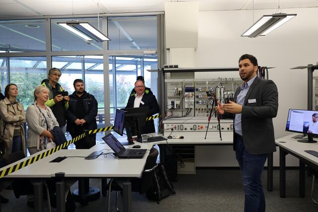 Arian Moraveji (rechts) stellte die erste Station der Werksführung vor. | Foto: Losbichler