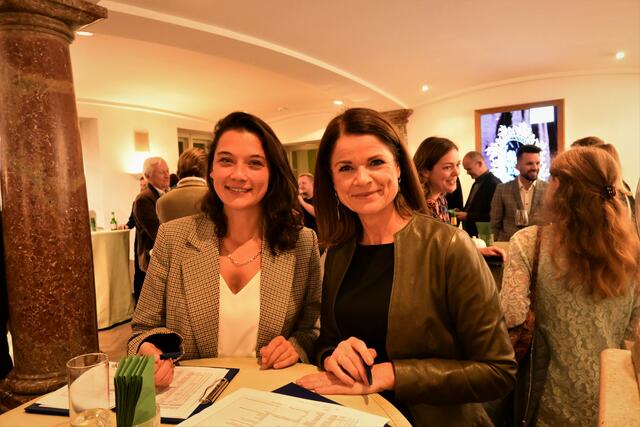 Die charmanten Damen der Züricher Kantonalbank Austria AG beim Empfang (v.l.): Nina Richter und Petra Schmid (Marketing und Presse) | Foto: Martin Schöndorfer, 2022