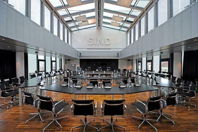 Der Kontrollausschuss legt ein Wortprotokoll der nächsten Sitzung an und tagt im Plenarsaal. | Foto: Stadt Innsbruck