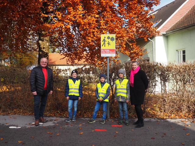 In Wartberg wurden mit dem SPES-Projekt "Sicher bewegt" Elternhaltestellen errichtet und mit der Begegnungszone kombiniert. | Foto: Gemeindeamt Wartberg