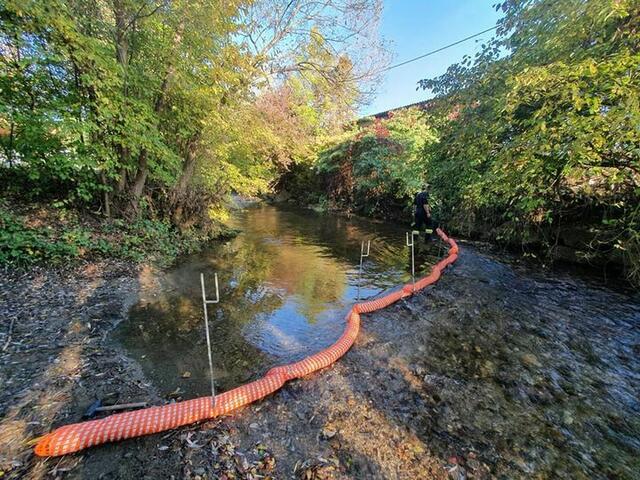 Die Feuerwehren mussten am Weizbach Ölsperren errichten. | Foto: FF Gleisdorf