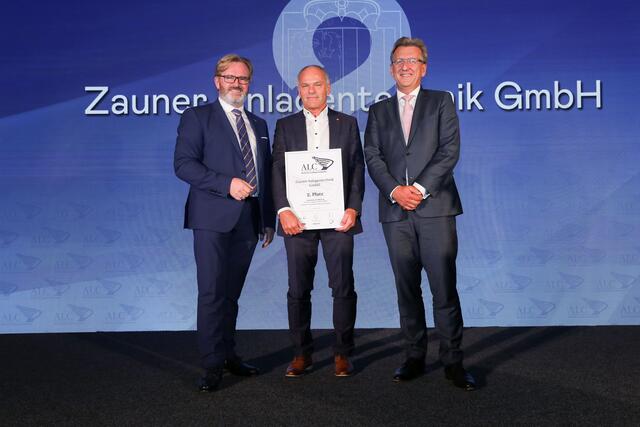 IV OÖ-Vizepräsident Thomas Bründl, Zauner-Geschäftsführer Manfred Zauner und Commerzbank-Grosskunden-Leiter Gerald Sittner (v.l.). | Foto: Günther Peroutka