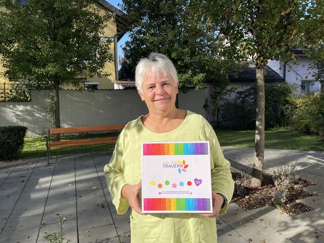 Mai Ulrich mit ihrem selbst entwickelten Trauerspiel. Es braucht beim Thema Trauer gesellschaftlich mehr Offenheit und Mut, sagt sie.  | Foto: Anna-Katharina Wintersteller