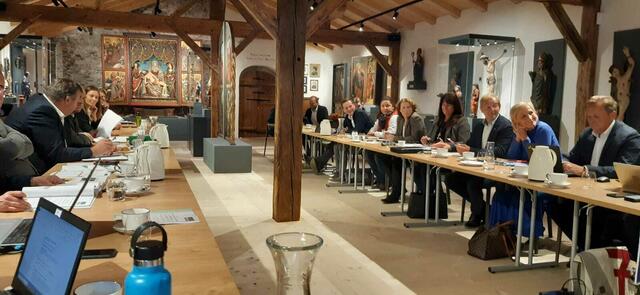 Die Pinzgauer Ortschefs und -chefinnen tagten im Gotik-Museum in Leogang. | Foto: Regionalverband Pinzgau