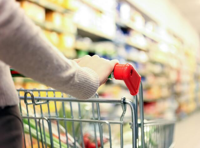 Als Verhandlungsbasis gilt immer die durchschnittliche Inflation der vergangenen zwölf Monate. Das wären in diesem Fall 6,9 Prozent. Schon jetzt gilt die Gehaltsverhandlung als herausfordernd. | Foto: Minerva Studio /fotolia, Symbolbild