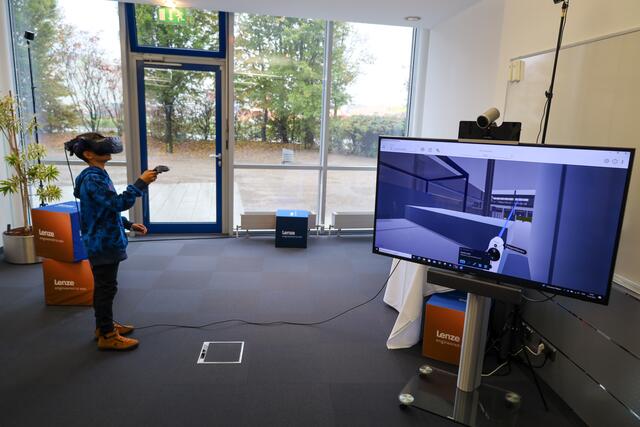 Besonders die jungen Besucher waren begeistert mittels Virtual Reality in die Welt von Lenze einzutauchen. | Foto: Losbichler