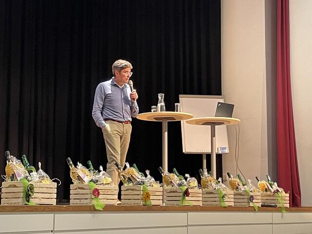 Hauptreferent Andreas Jäger sieht den Tatsachen des Klimawandels ins Auge. | Foto: Engelmann