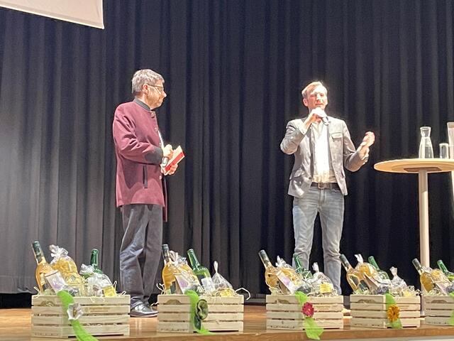 Gerhard Berghold (r.)vom Verein "Schritt für Schritt" | Foto: Engelmann