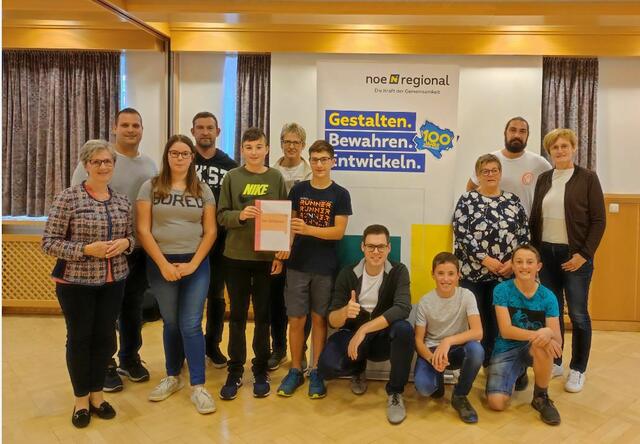 Bürgermeisterin Claudia Fuchsluger (l.) freut sich über die tolle Projektwoche, die an der Neuen Mittelschule in Randegg durchgeführt wurde. | Foto: Neue Mittelschule Randegg