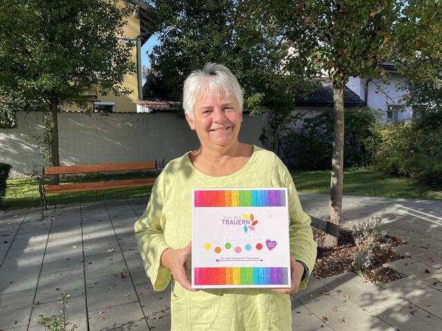 Mai Ulrich mit ihrem selbst entwickelten Trauerspiel. Es braucht beim Thema Trauer gesellschaftlich mehr Offenheit und Mut, sagt sie.  | Foto: Anna-Katharina Wintersteller