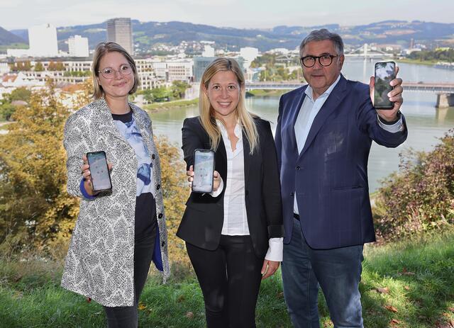 „Mit der Visit-Linz-App werden die Stadtwanderwege zu spielerischen Erkundungstouren“, zeigen sich Gemeinderätin Sarah Fechter, Tourismusstadträtin Doris Lang-Mayerhofer und Tourismusdirektor Georg Steiner begeistert. | Foto: Stadt Linz