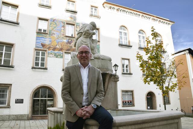 Bürgermeister Alexander Stangassinger vor dem Rathaus. | Foto: Thomas Fuchs