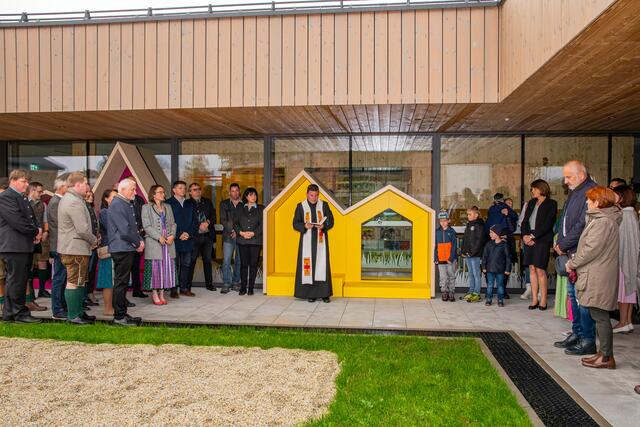 Pfarrer Adrian Aileni nahm die Segnung der neuen Kinderkrippe in Aigen im Ennstal vor. | Foto: Gemeinde Aigen
