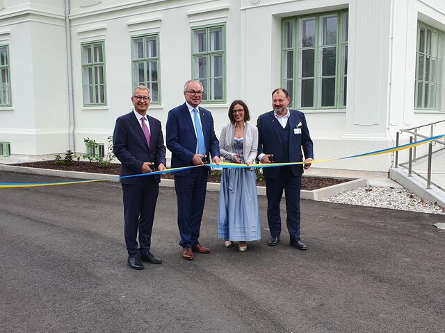 Pflegedirektor Gerhard Leonhartsberger, LH-Stv. Stephan Pernkopf, KD Regina Bauer, Christian Korbel bei der Eröffnung | Foto: Sara Handl