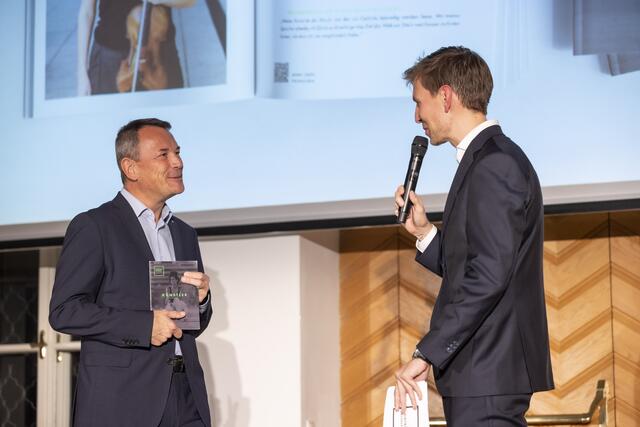 Der Vorstandsdirektor der Salzburger Sparkasse Markus Sattel (v.l.) stellt den Erstdruck des Kunsthilfejournals vor.  Im Bild mit Dominique Schichtl (Kunsthilfe Salzburg)  | Foto: Kunsthilfe Salzburg / Kolarik