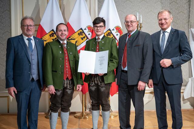 Musikkapelle Weißenkirchen und Bürgermeister Josef Meinhart (2.v.r.) | Foto: Peter Mayr/Land OÖ