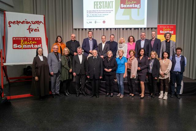 Vertreterinnen und Vertreter der Mitgliedsorganisationen der „Allianz für den freien Sonntag OÖ“ feierten gemeinsam deren 25-jähriges Bestehen im Lentos Kunstmuseum Linz.

 | Foto: Diözese Linz/Johannes Kienberger