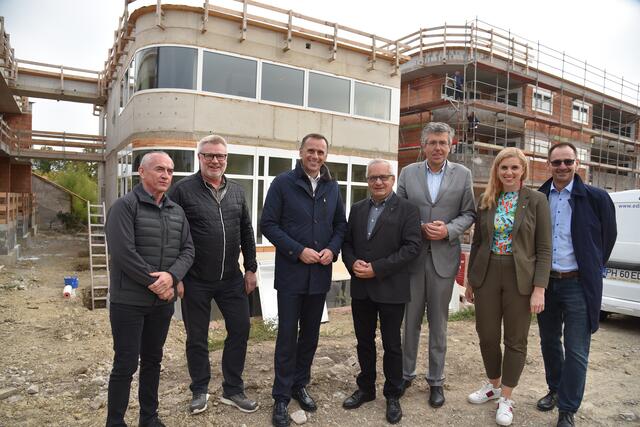 LR Jochen Danninger und die beiden Landtagsabgeordneten Martin Schuster und Mag. Marlene Zeidler-Beck, MSc mit Bürgermeister Ferdinand Köck, Amtsleiter Harald Nirschl und den Vertretern der Baufirmen. | Foto: Baden Media