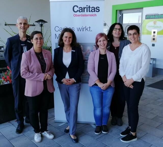 Gebietsleiter Robert Hofwimmer, Vorstandsmitglied Maria Musel, Abteilungsleiterin Doris Wurm, Teamleiterin Kerstin Guggenberger, Gebietsleiterin Sabine Tausch und Teamleitung-Stv. Claudia Kastinger (v. l.). | Foto: Caritas OÖ